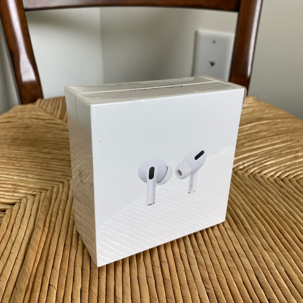 NWT APPLE AIRPODS PRO ✨